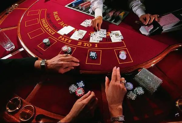Proses Avalanche di Gonzo's Quest menampilkan simbol yang meledak dan multiplier yang meningkat